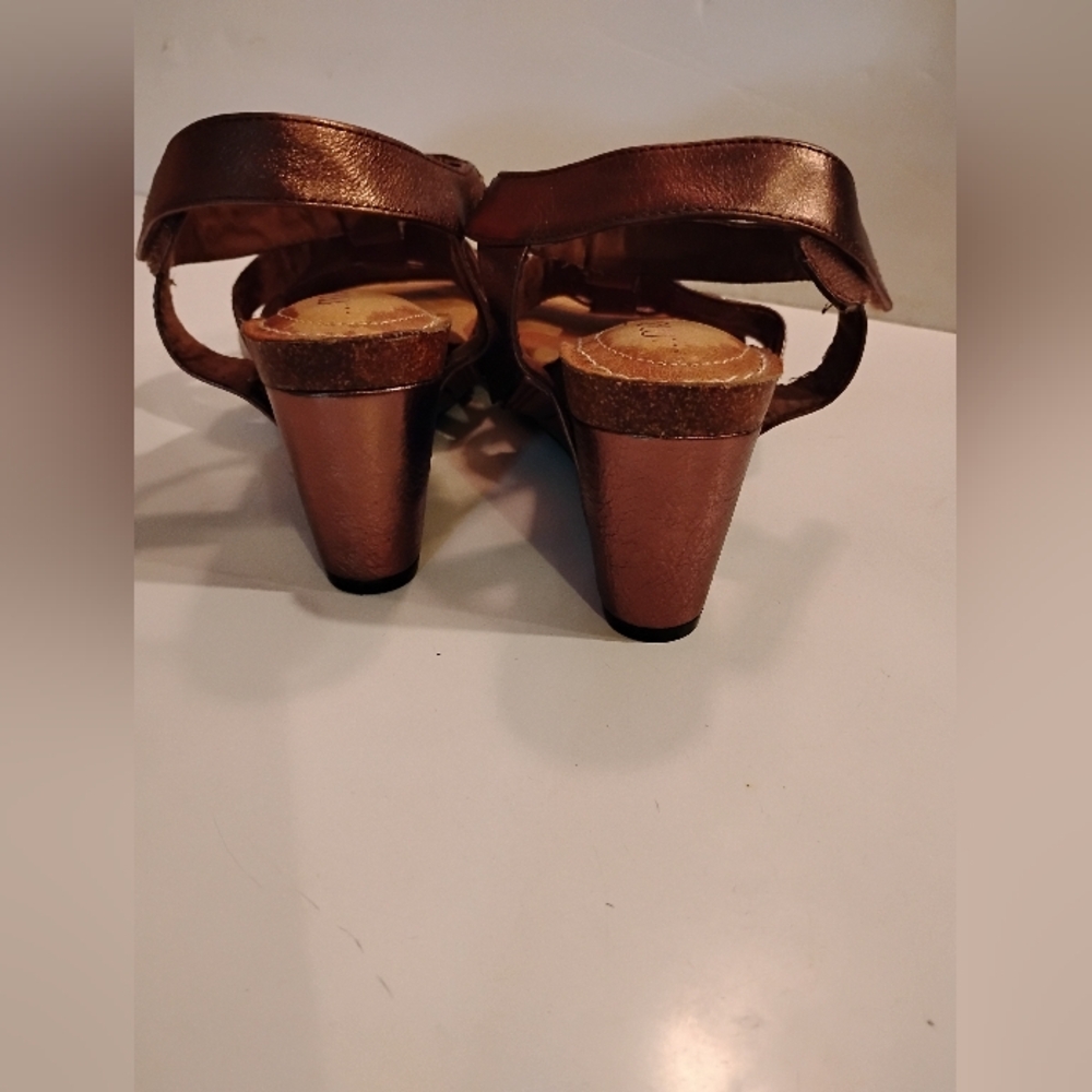 ...Me Too(Soho) Brown Tan Strappy Sandals Ankle Metal Square Plates Decor 7.5 - Picture 9 of 16